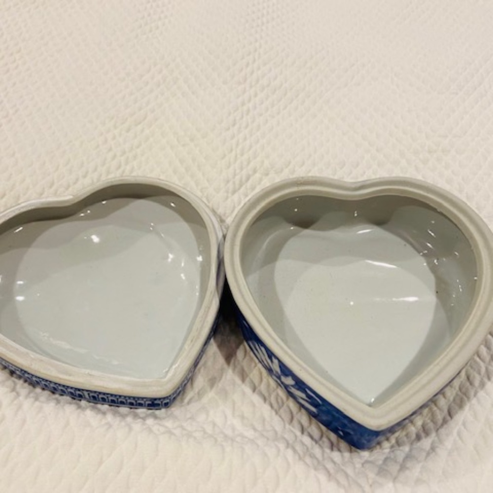 D4-Blue & White Chinoiserie Heart Lidded Box - Picture 6 of 8
